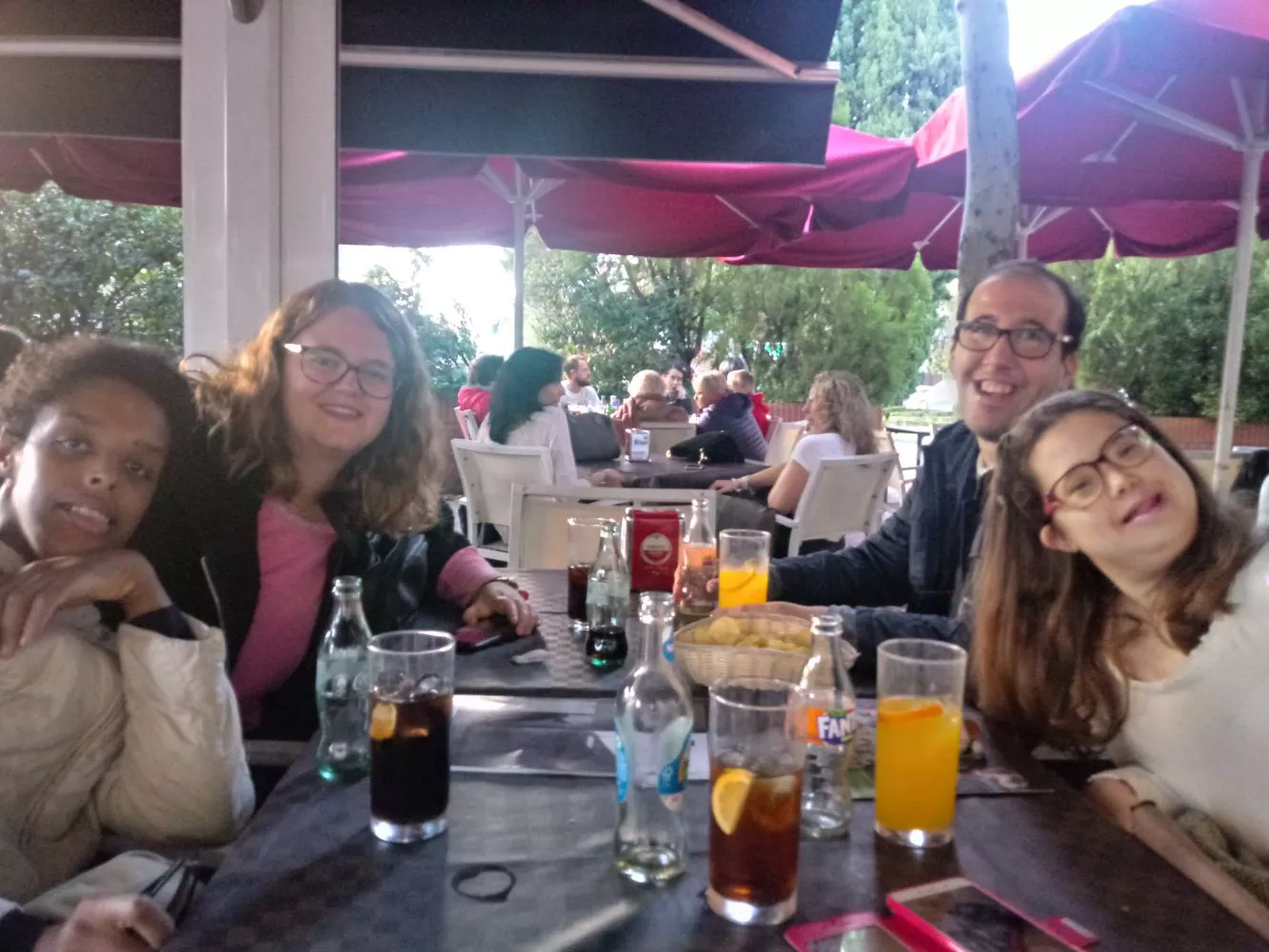Grupo de personas con discapacidad intelectual participando en actividades de ocio elegidas, promoviendo la integración social y la calidad de vida en Fundación AMPAO.