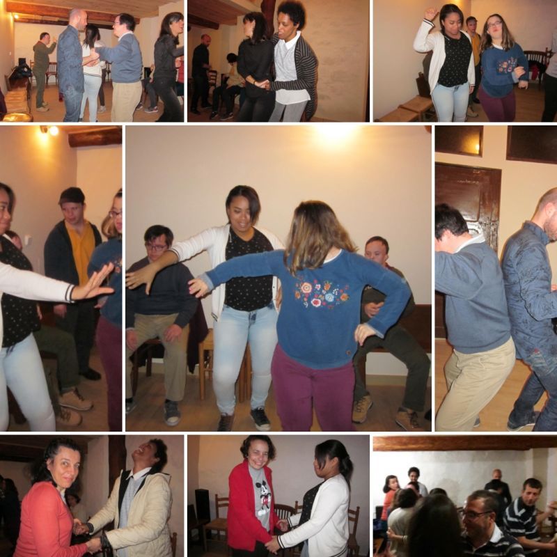 Grupo caminando por caminos rurales de la zona