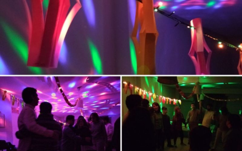 Personas disfrutando del patrimonio cultural de la localidad