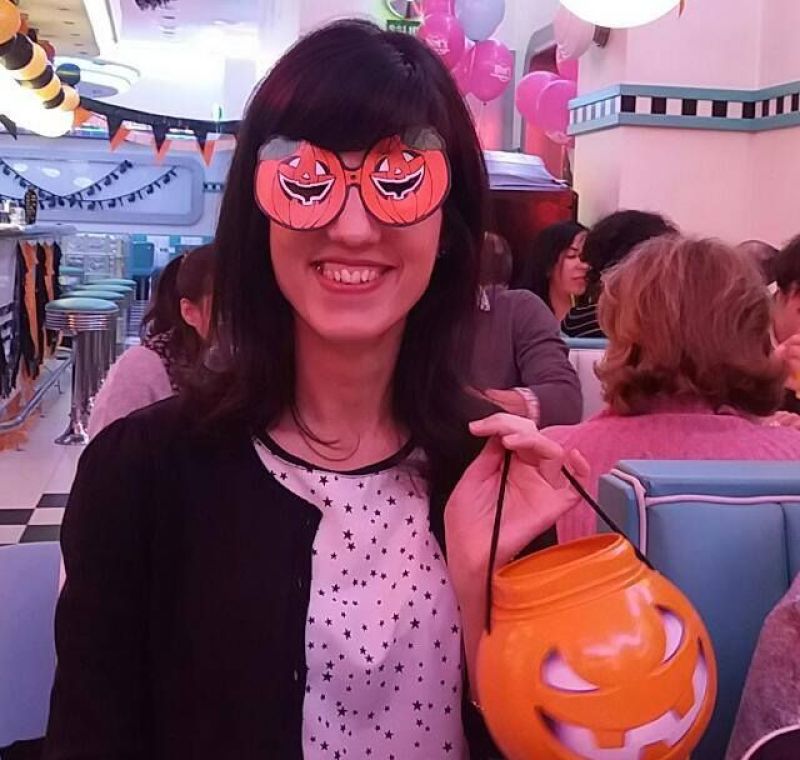 Participantes llegando al local Tommy Mel's para la celebración de Halloween