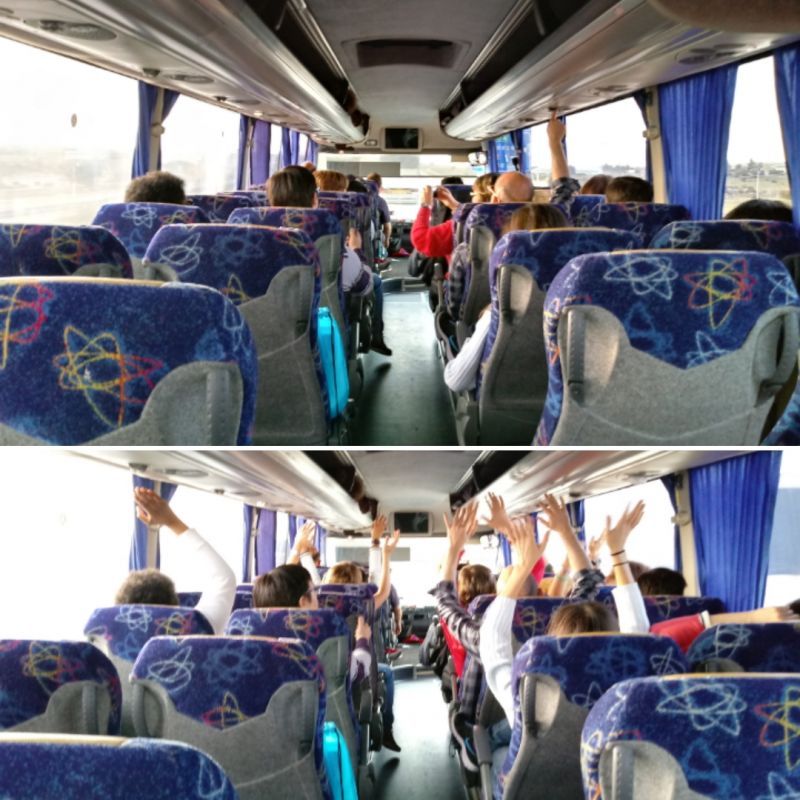 Grupo instalándose en el alojamiento para la escapada