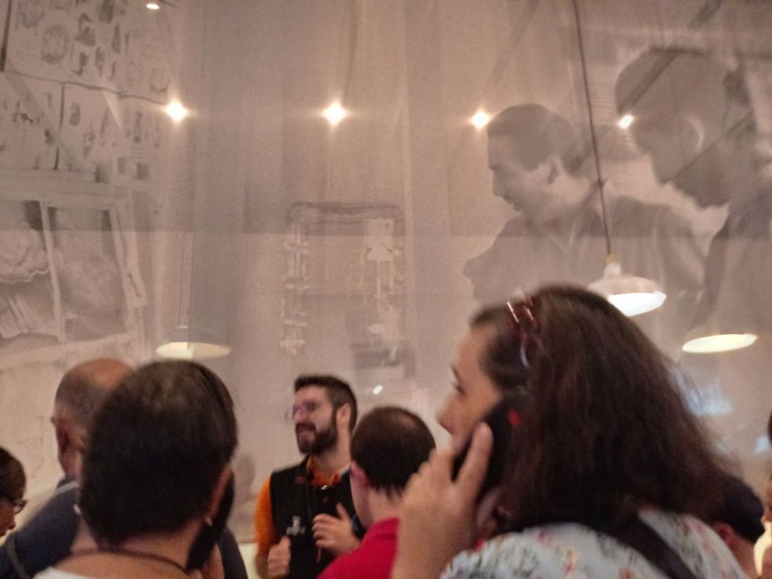 Participantes observando material visual de las producciones clásicas