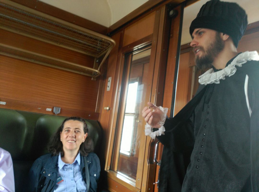 Participantes conversando durante el viaje en grupo