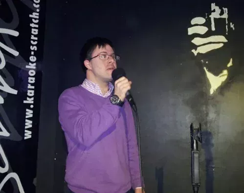 Persona participando en una actividad que fomenta la confianza y el bienestar