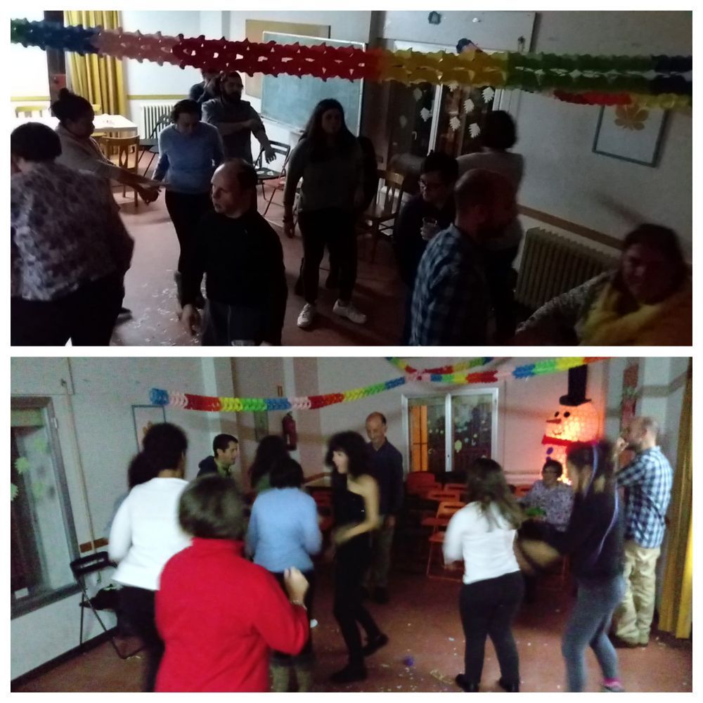 Grupo compartiendo una comida en ambiente relajado