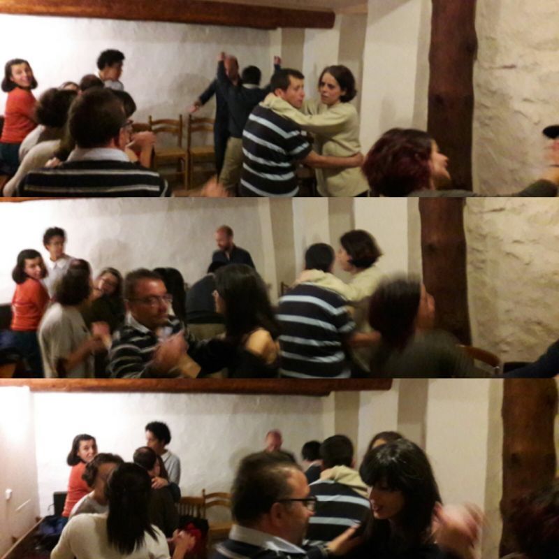 Personas observando el paisaje o elementos del entorno