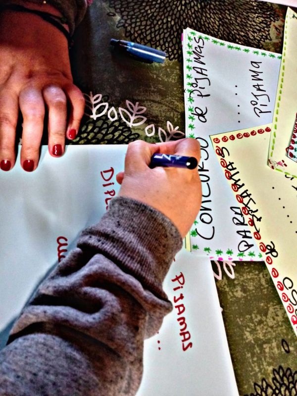 Grupo conversando mientras disfruta del entorno