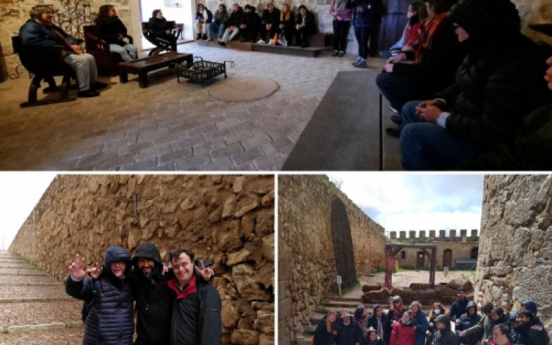 Grupo compartiendo una experiencia cultural en equipo