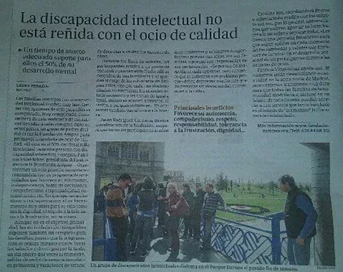 Representantes de AMPAO conversando durante una entrevista publicada en prensa