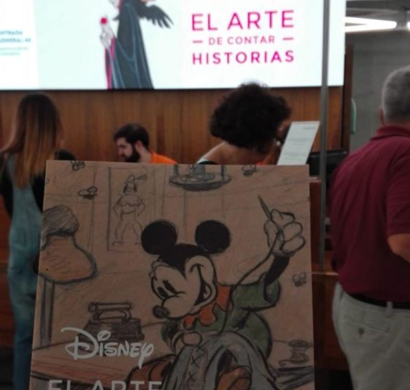 Personas accediendo a la exposición sobre el arte narrativo de Disney