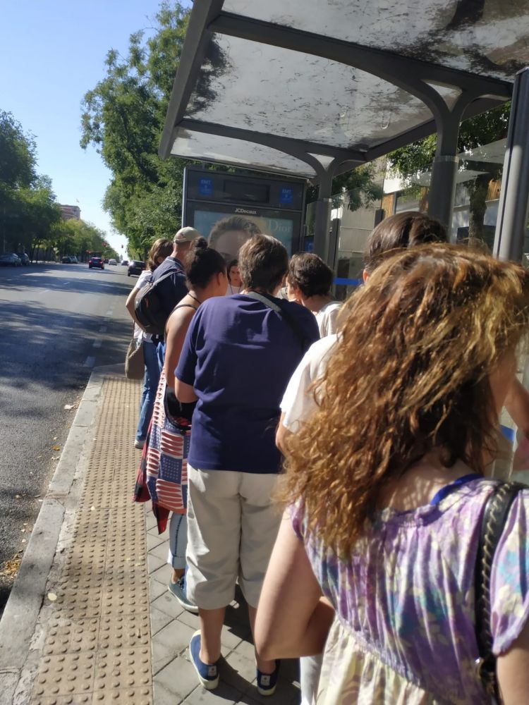 Grupo explorando una sala dedicada a la creación de personajes