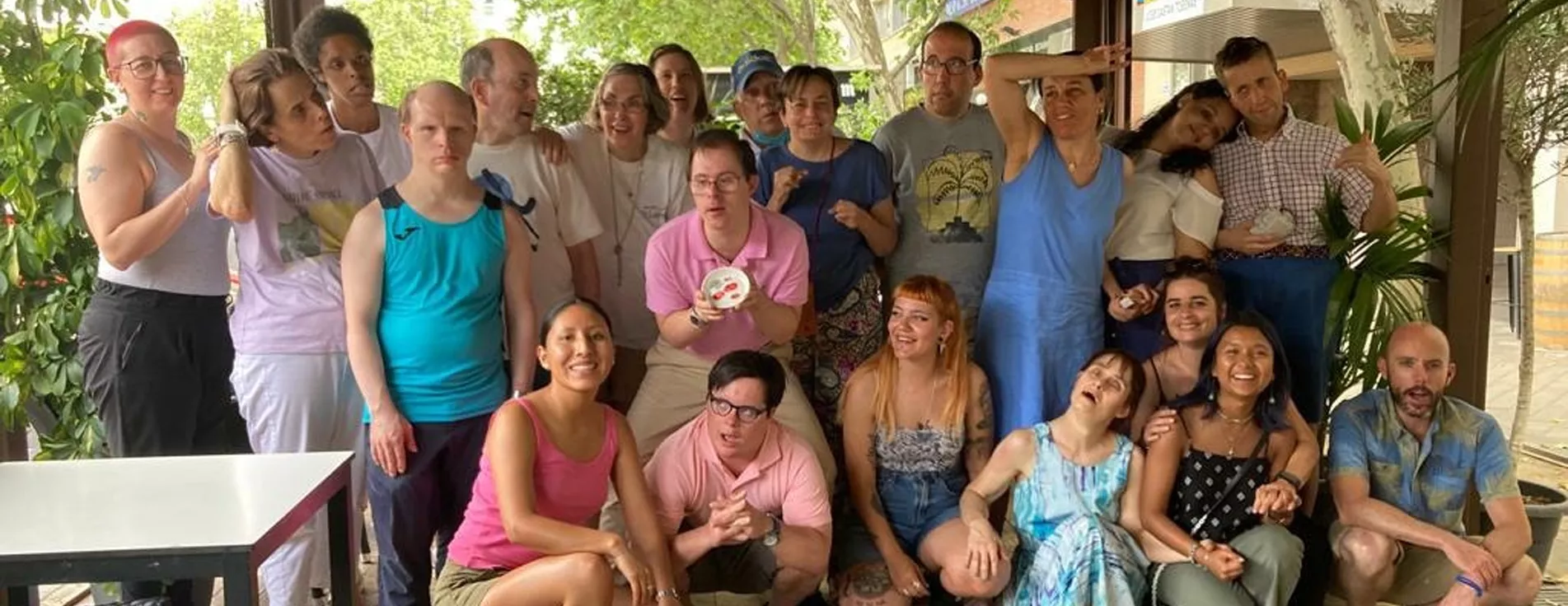 Voluntarios de Fundación AMPAO trabajando junto a personas con discapacidad intelectual para promover la inclusión y el bienestar.