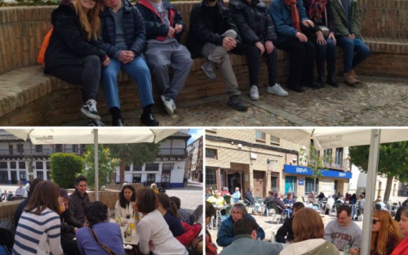 Participantes realizando una actividad al aire libre
