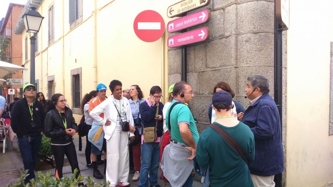 Grupo subiendo al tren histórico con entusiasmo