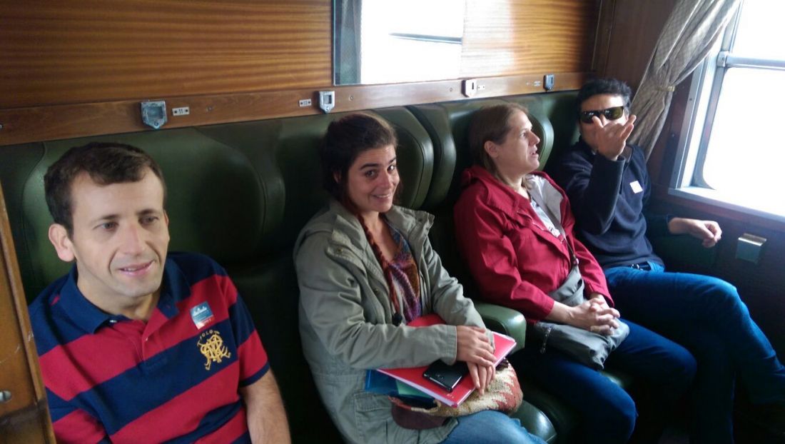 Personas disfrutando del trayecto en un ambiente relajado