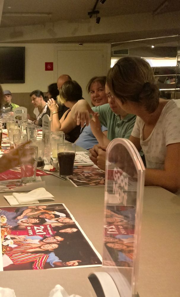 Grupo compartiendo impresiones durante la experiencia expositiva