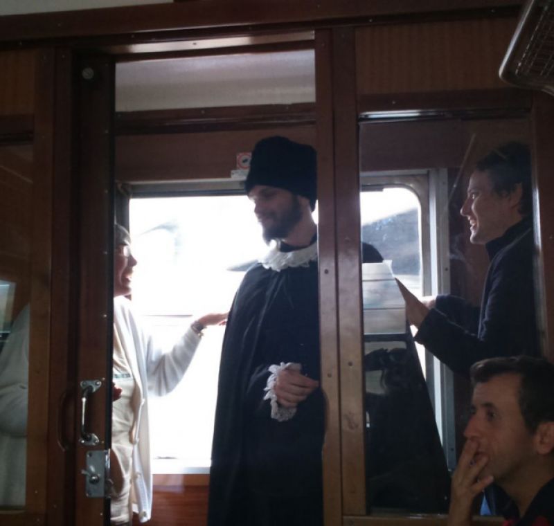 Participantes preparados para subir al Tren de Felipe II