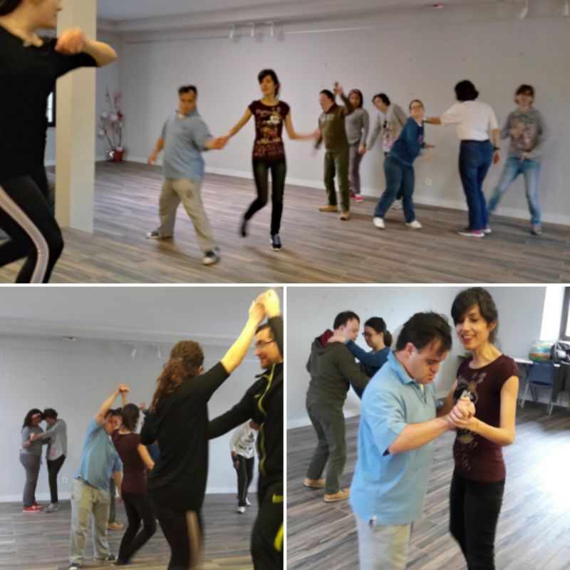 Participantes preparando una actividad de grupo