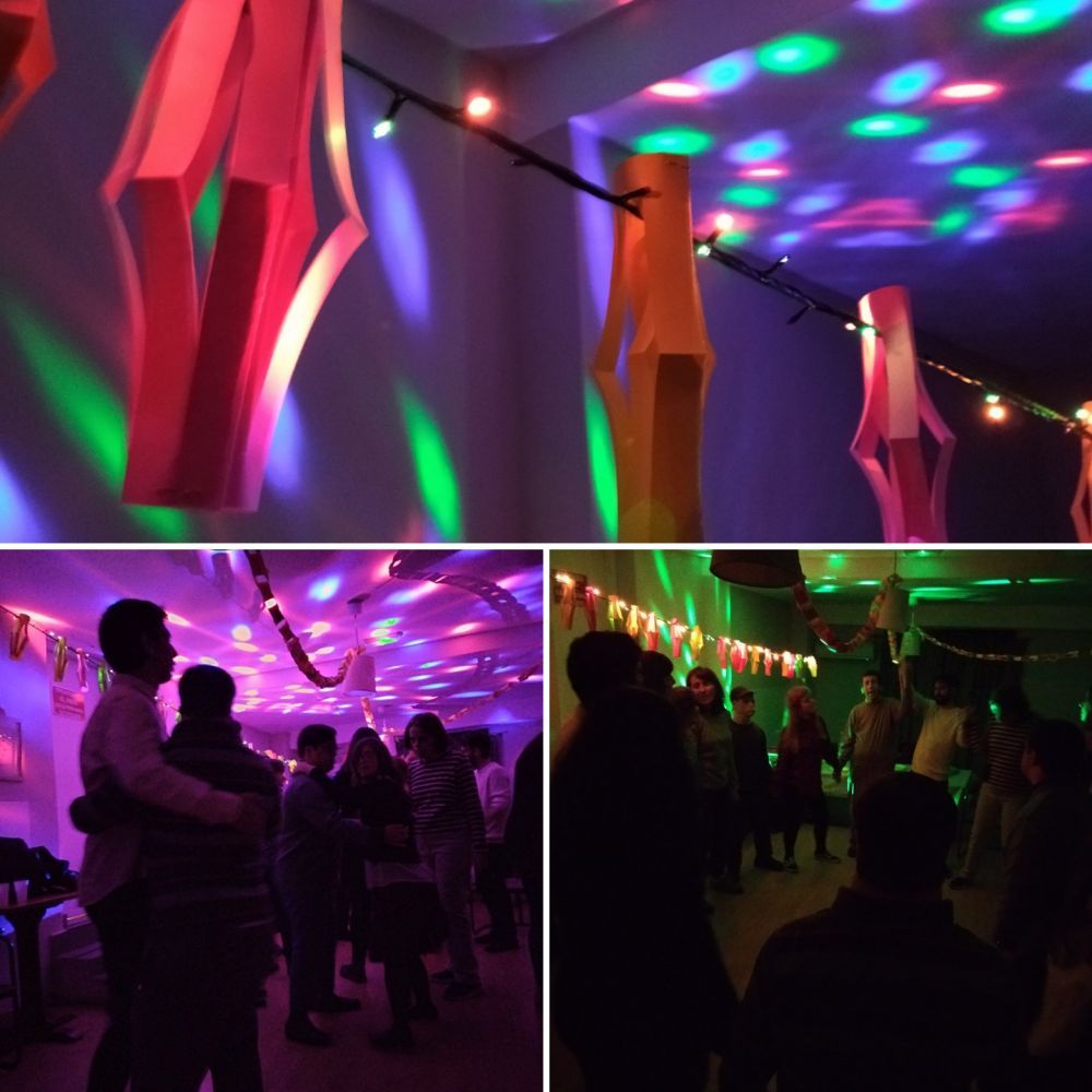 Personas disfrutando del patrimonio cultural de la localidad