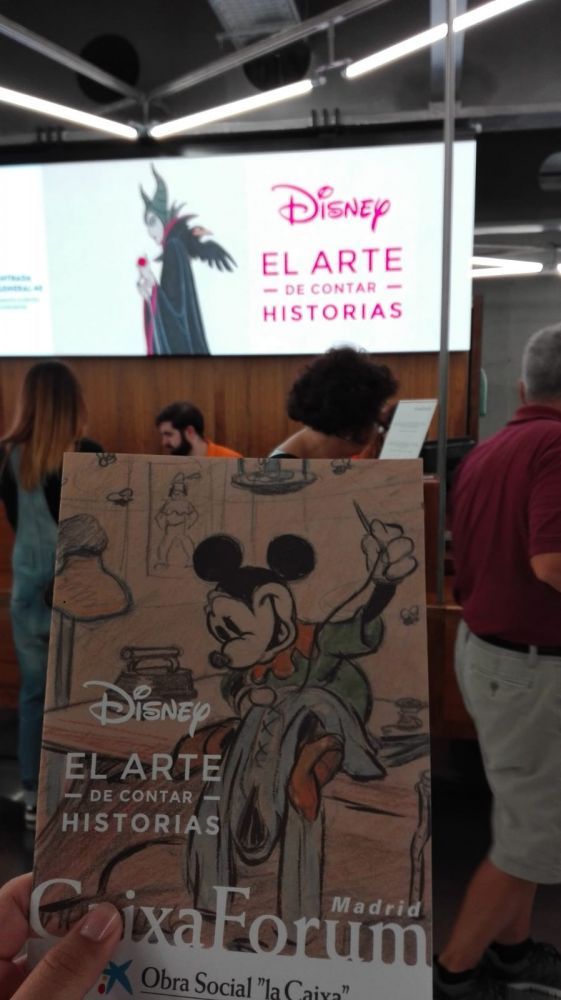 Personas accediendo a la exposición sobre el arte narrativo de Disney