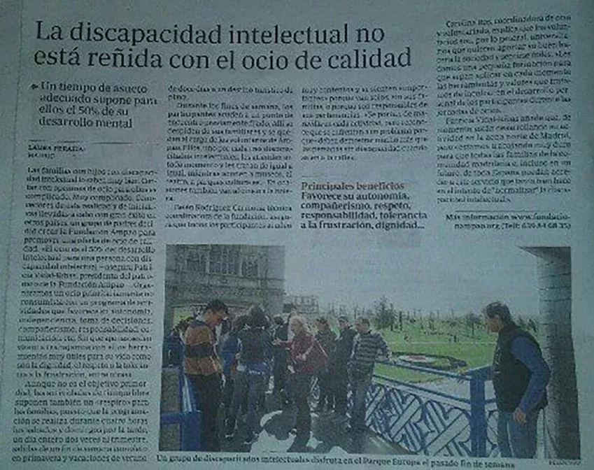 Representantes de AMPAO conversando durante una entrevista publicada en prensa