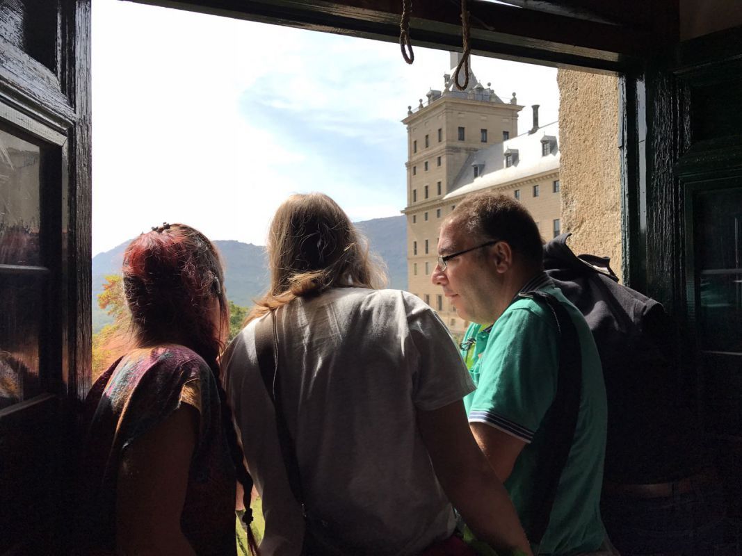 Participantes bajando del tren tras finalizar el trayecto