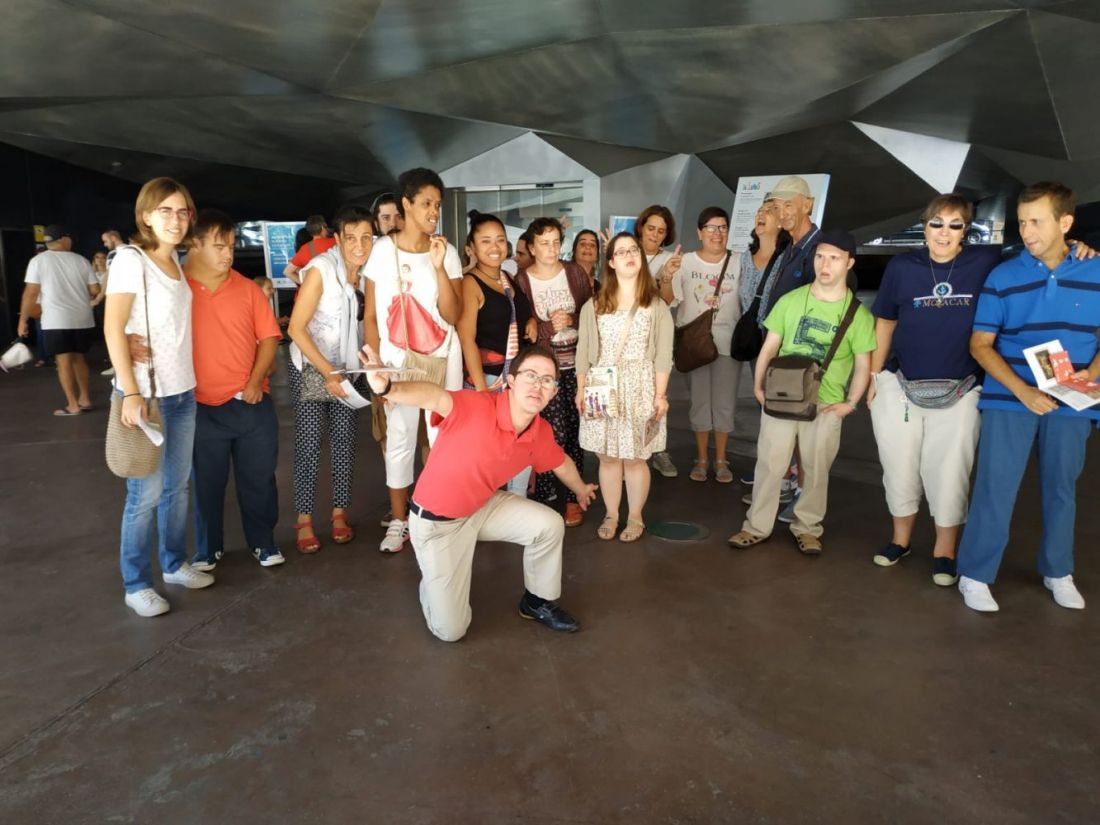 Ambiente participativo durante la actividad cultural organizada por AMPAO