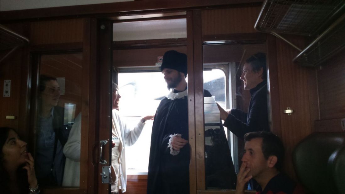 Participantes preparados para subir al Tren de Felipe II