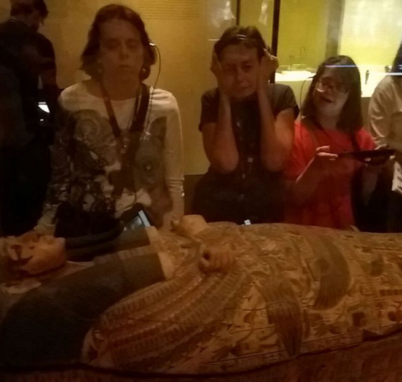 Participantes accediendo al Museo Arqueológico para comenzar la visita