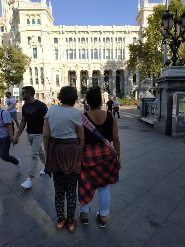 Personas disfrutando de un recorrido visual e interactivo