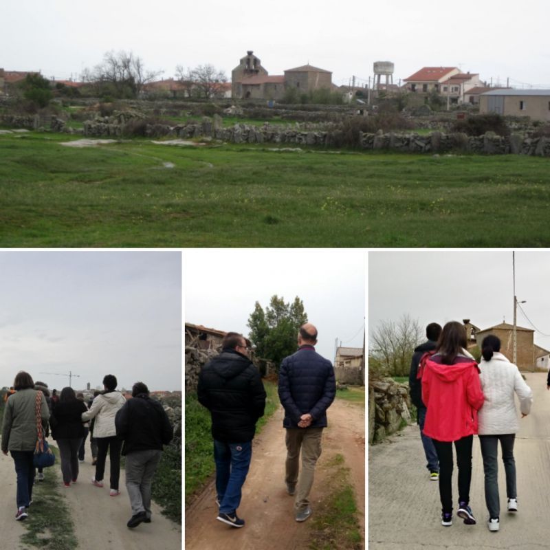 Grupo reunido en un espacio exterior con ambiente relajado