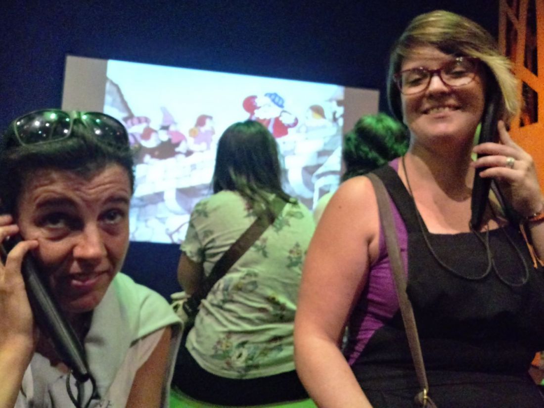 Personas atendiendo a explicaciones o interactuando con recursos expositivos